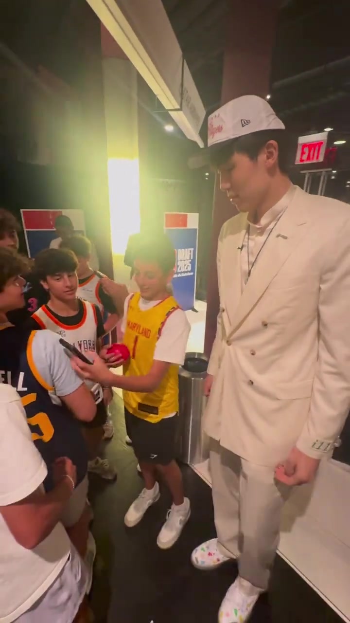 收獲一批小迷弟外國小球迷爭相和16號秀楊瀚森合影留念