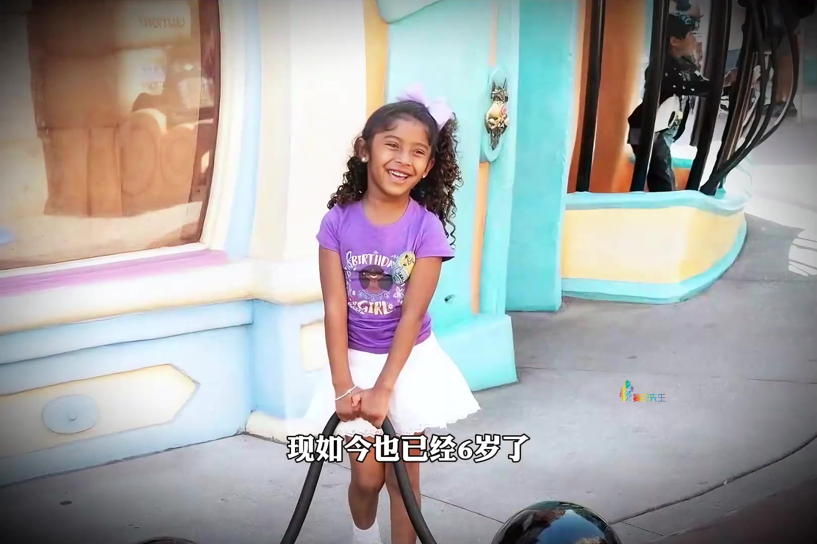 曾經(jīng)那個躺在爸爸懷里的小女孩如今也已經(jīng)六歲了