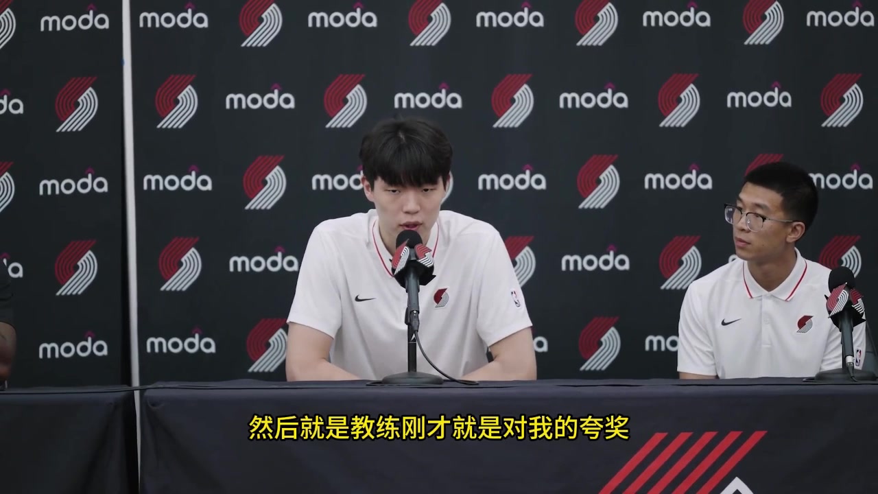 有姚氏幽默楊瀚森調(diào)侃下次我再來發(fā)布會(huì) 爭(zhēng)取把旁邊這位翻譯踢走