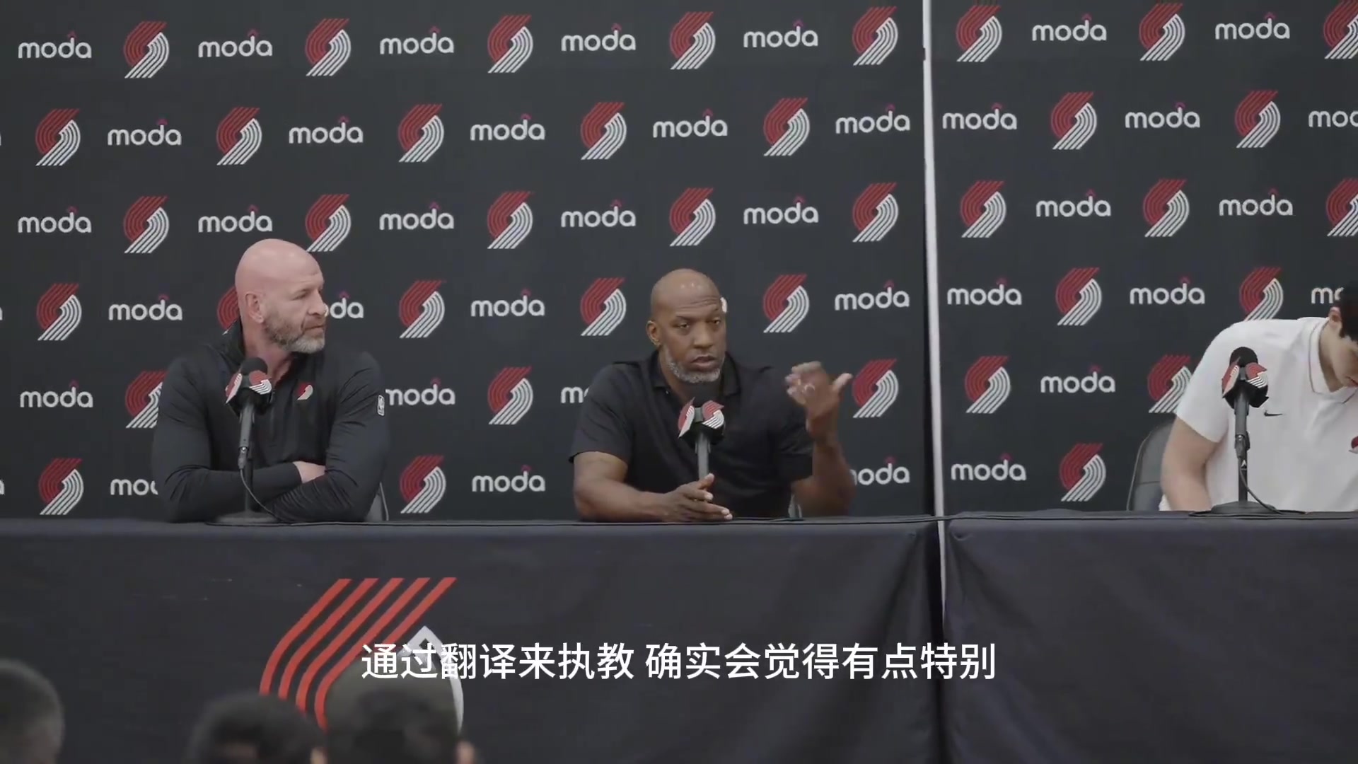 比盧普斯帶個翻譯執(zhí)教楊確實有點怪 但籃球術語在全球都通用的