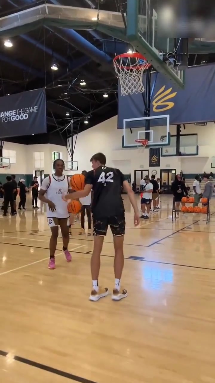 弗拉格曾在庫里訓(xùn)練營訓(xùn)練 命中三分提前轉(zhuǎn)身瀟灑離開