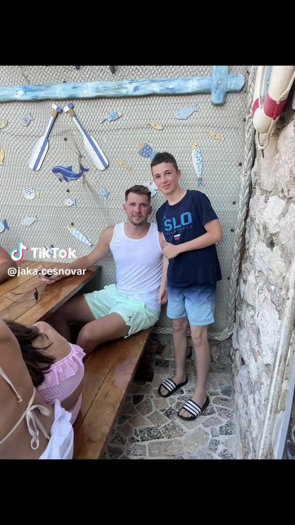 小球迷找到東契奇合影東子瘦下來真帥