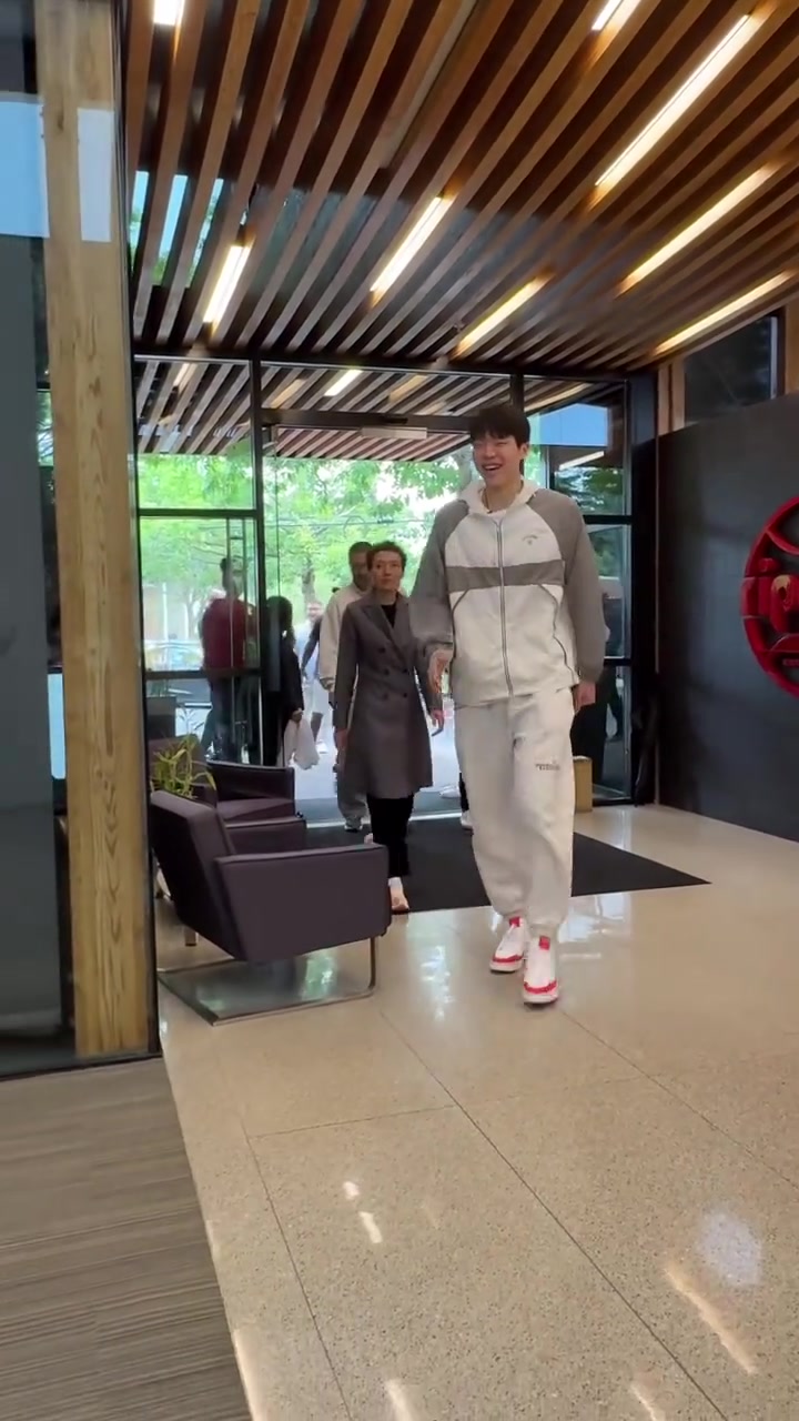 楊瀚森抵達(dá)波特蘭開(kāi)拓者