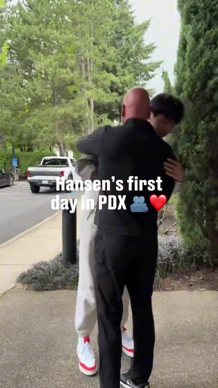 開拓者總經(jīng)理是真喜歡楊瀚森下車后第一個上前與其擁抱