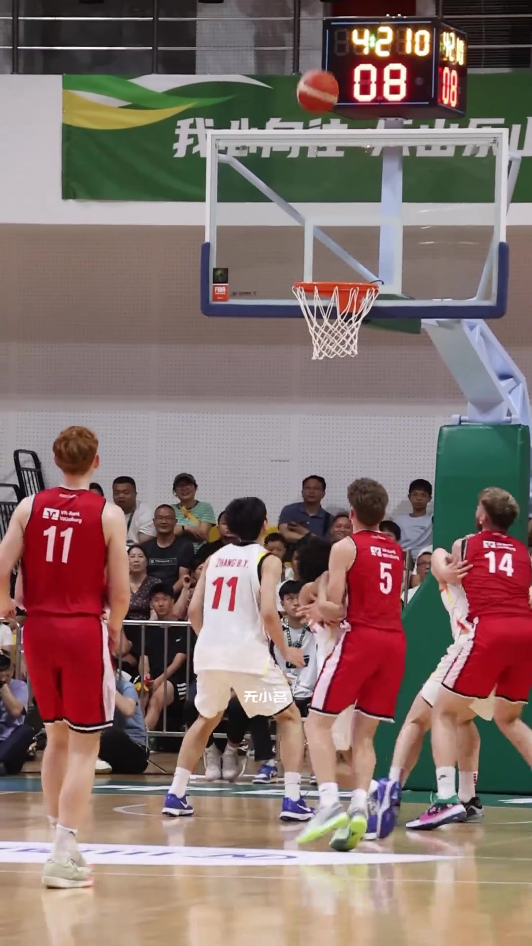 直接化身直升機(jī)混血球員朱正搶籃板的彈跳簡(jiǎn)直炸裂