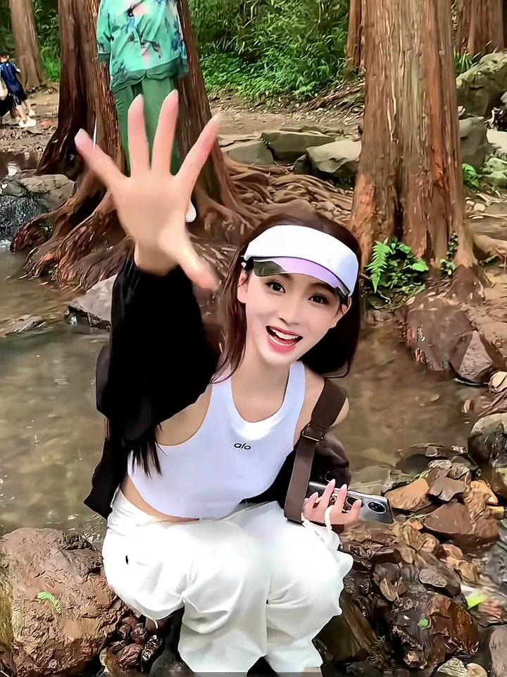 美女主播金佳悅一身運(yùn)動(dòng)背心出游你在的話雨天也是好天氣