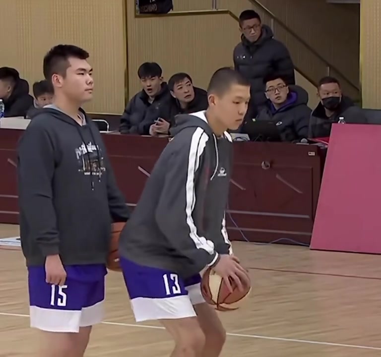 00后高清黑歷史楊瀚森中學(xué)時期平頭虎頭虎腦還挺可愛的