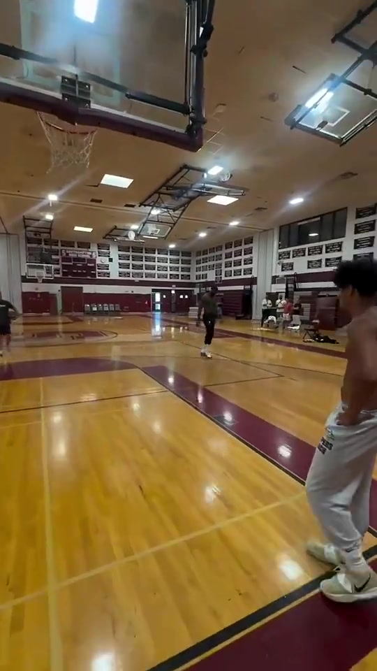 執(zhí)行下賽季合同40歲的詹姆斯休賽期依舊揮汗如雨