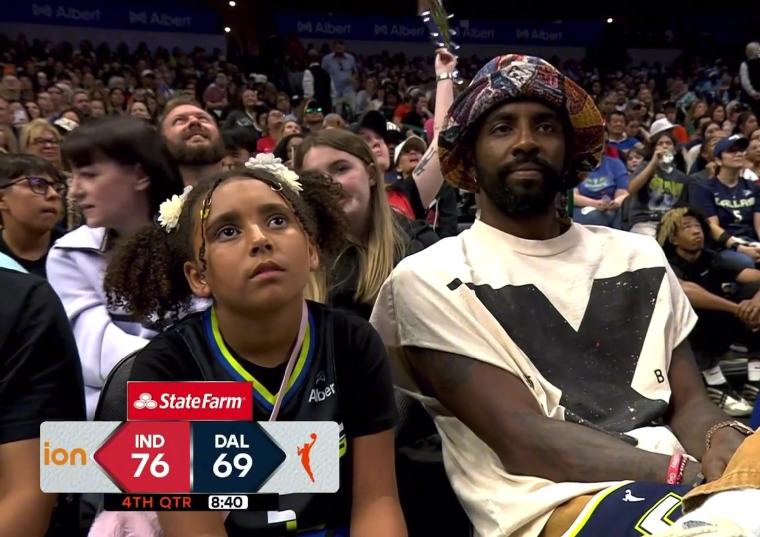 好久不見歐文帶女兒觀戰(zhàn)WNBA這簡(jiǎn)直一個(gè)模子刻出來的