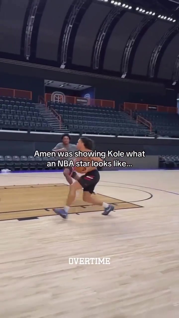 阿門在訓(xùn)練中各種大帽對手這身體天賦太頂級了