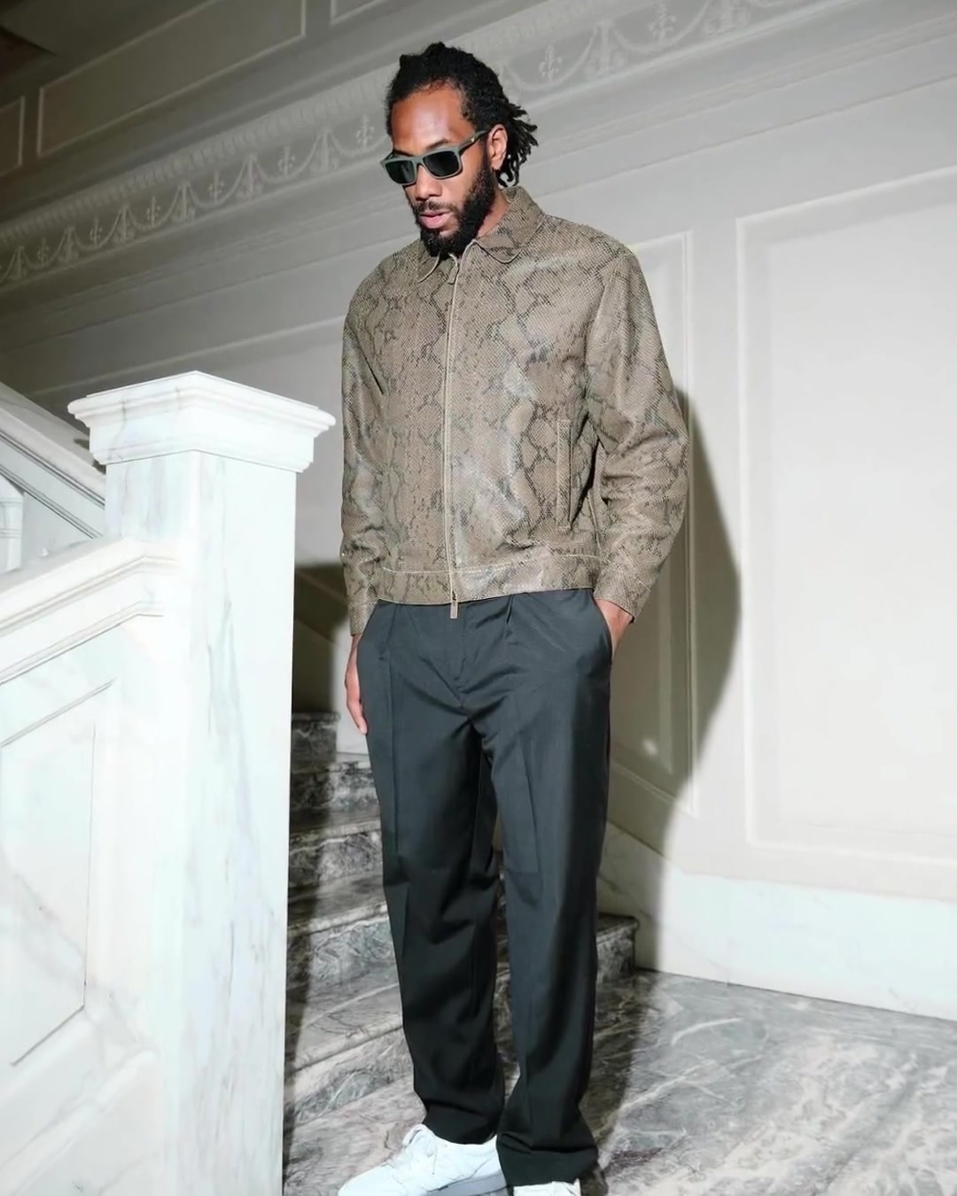 有點(diǎn)胖了小卡參加時(shí)裝周走秀 還是那么放蕩不羈