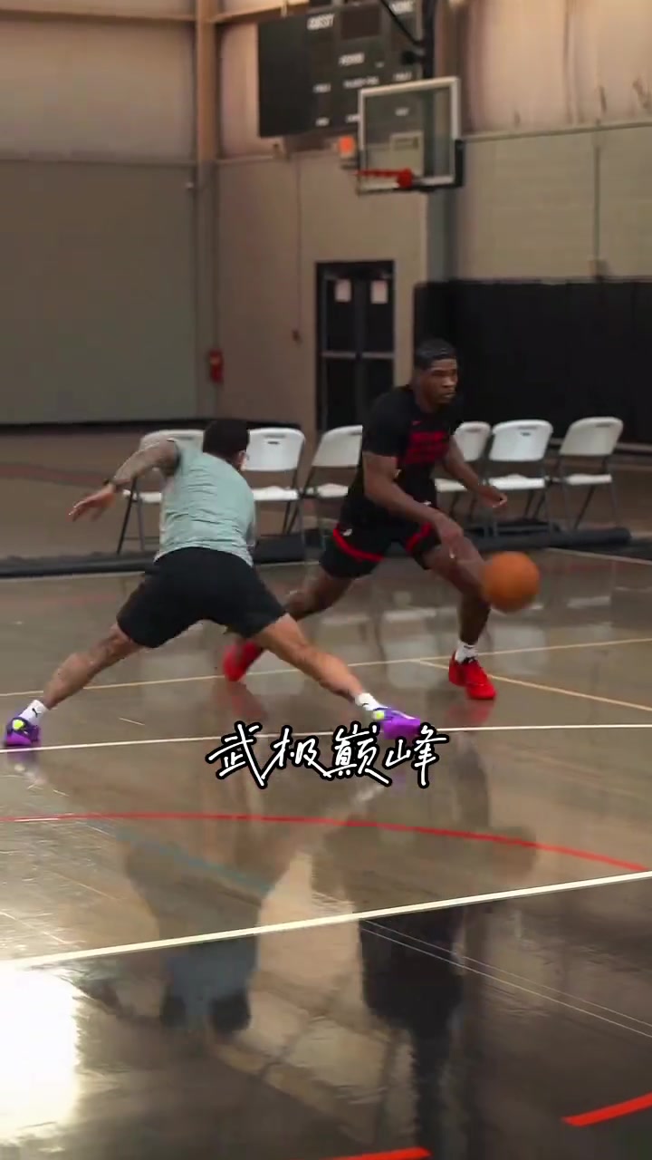 練點傳球呀開拓者后衛(wèi)亨德森開啟瘋狂訓(xùn)練模式