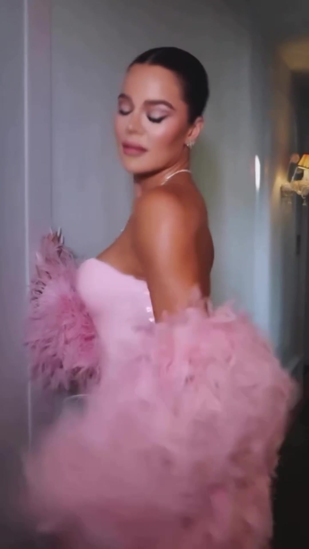 科勒-卡戴珊粉紅長(zhǎng)裙性感登場(chǎng)前夫TT當(dāng)初是我大聲了