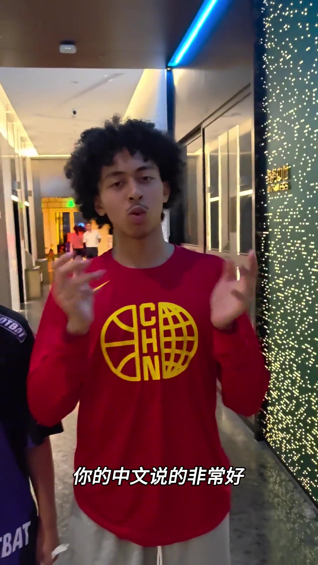 會(huì)說也會(huì)聽混血球員朱正中文自我介紹我叫朱正我來自福建