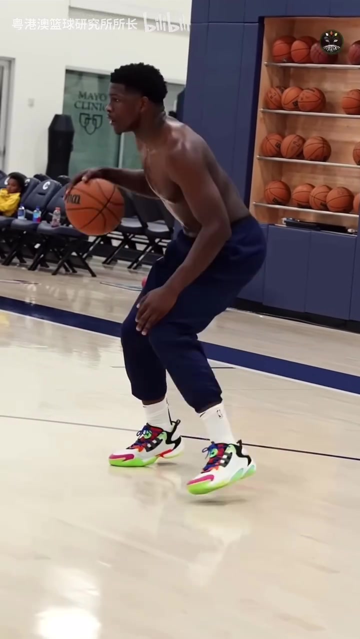 慢鏡頭看愛德華茲的訓練這身材在后衛(wèi)里簡直是碾壓級別啊