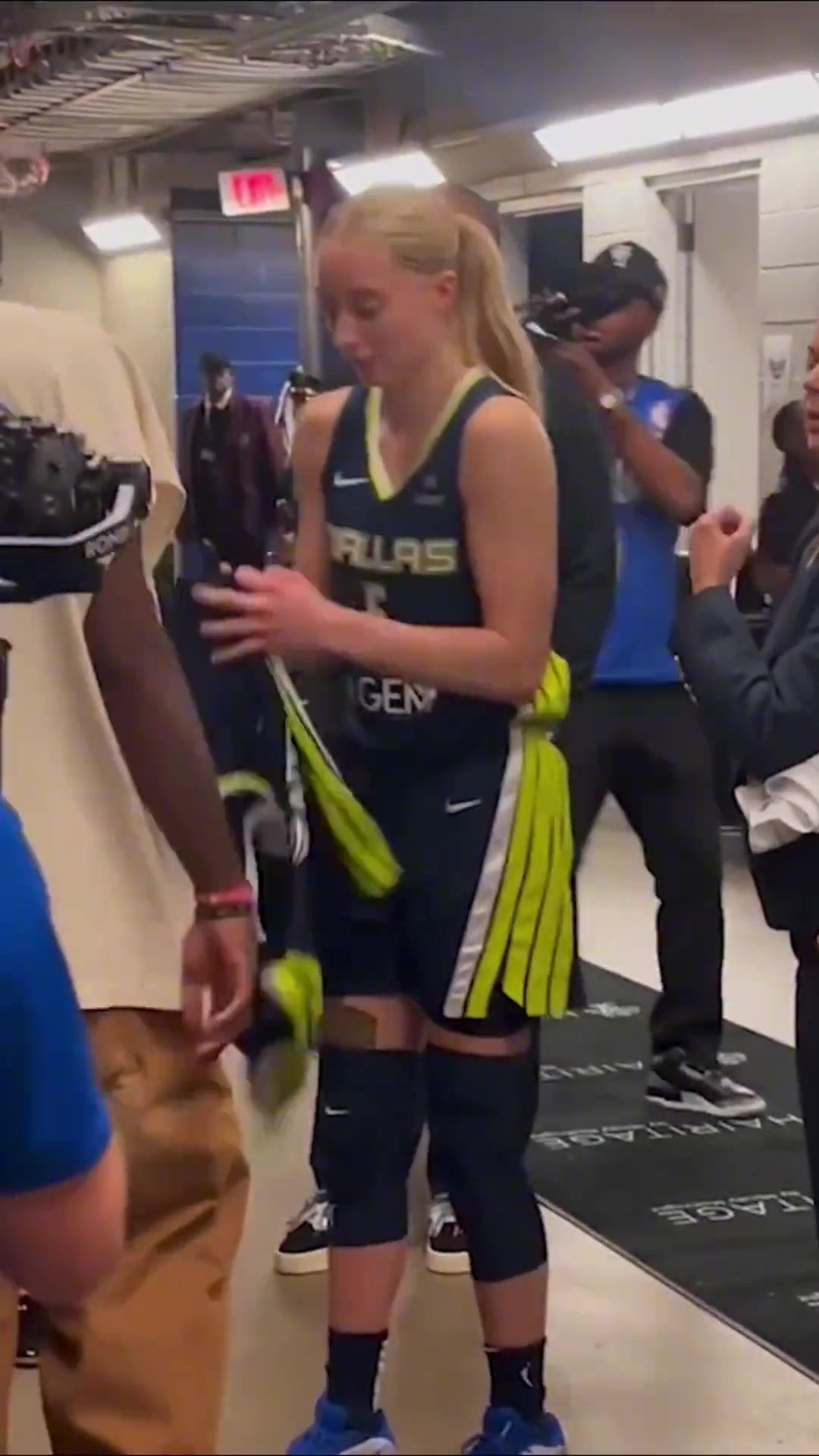 歐文帶女兒觀看佩奇的比賽賽后佩奇給歐文簽名合影