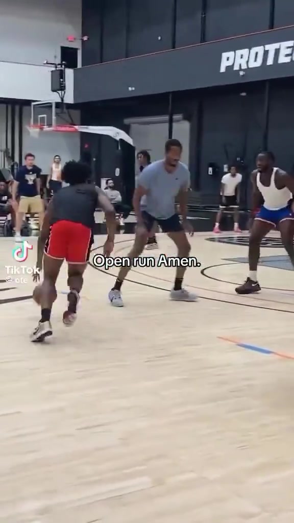 還會撤步三分哈阿門這控運和持球投籃好像進步不少啊