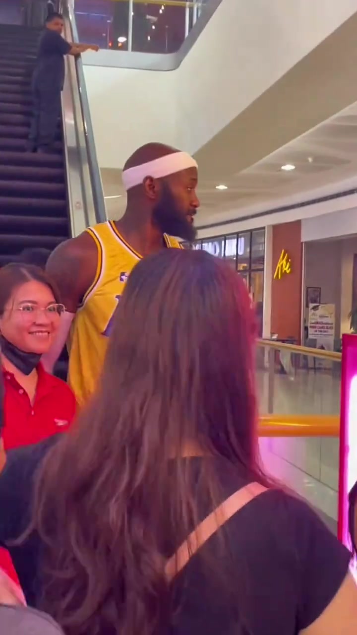 菲律賓驚現(xiàn)詹姆斯東契奇 雖然是山寨有一說(shuō)一還挺像