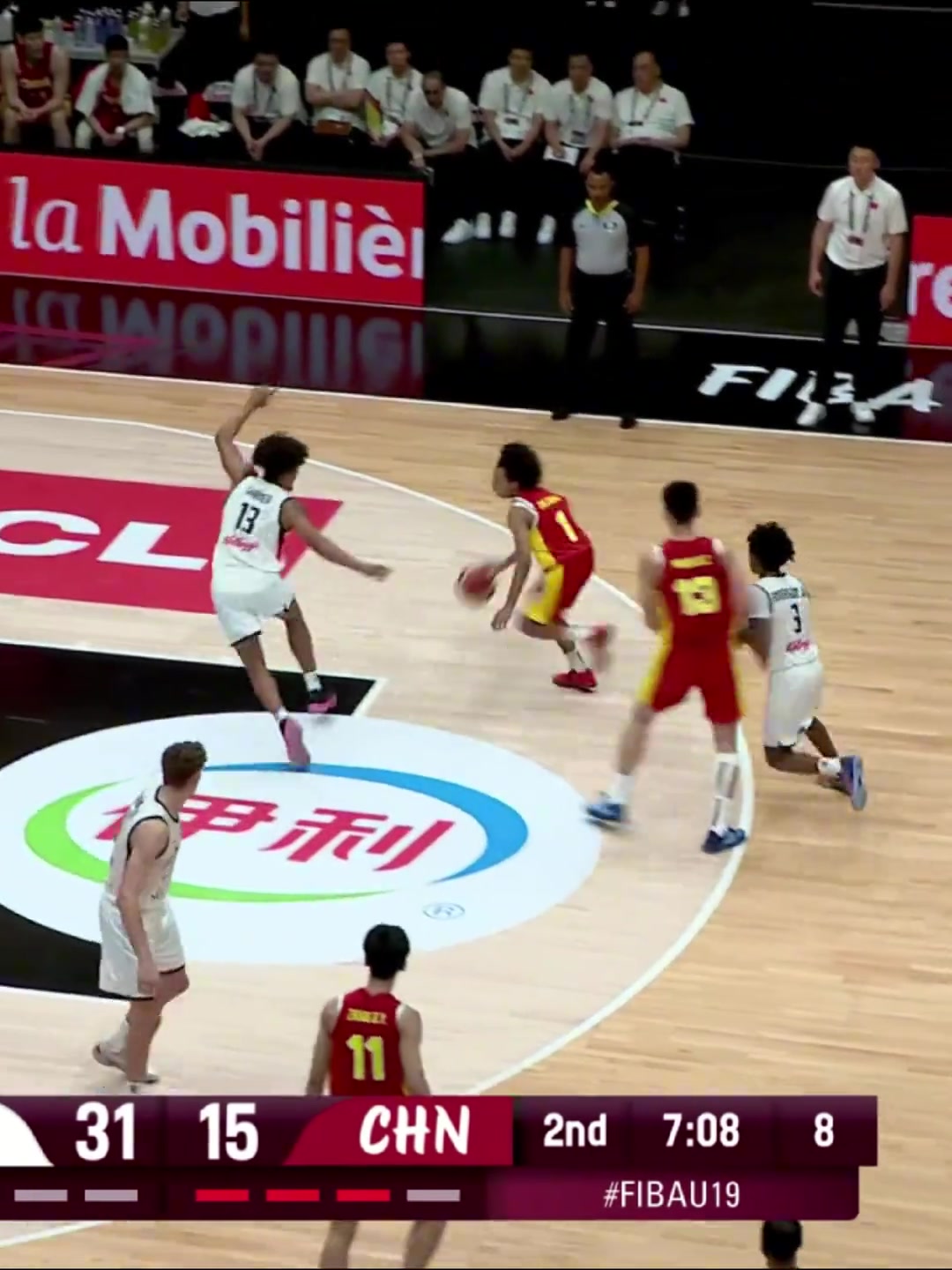 中國的美式后衛(wèi)U19混血球員朱正里突外投一度率隊(duì)追到3分