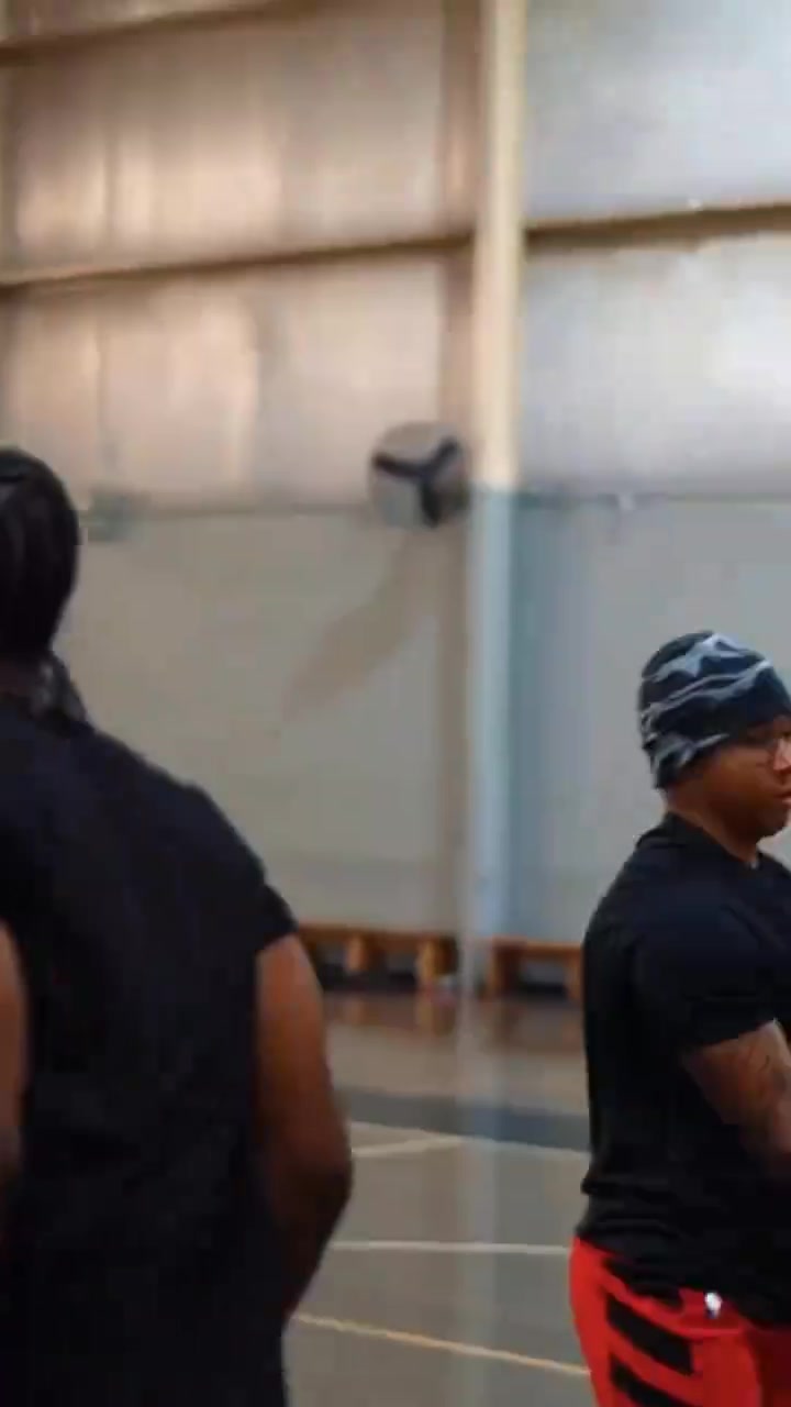 新賽季關(guān)注度最高后衛(wèi)亨德森休賽期苦練控運(yùn)跟投籃