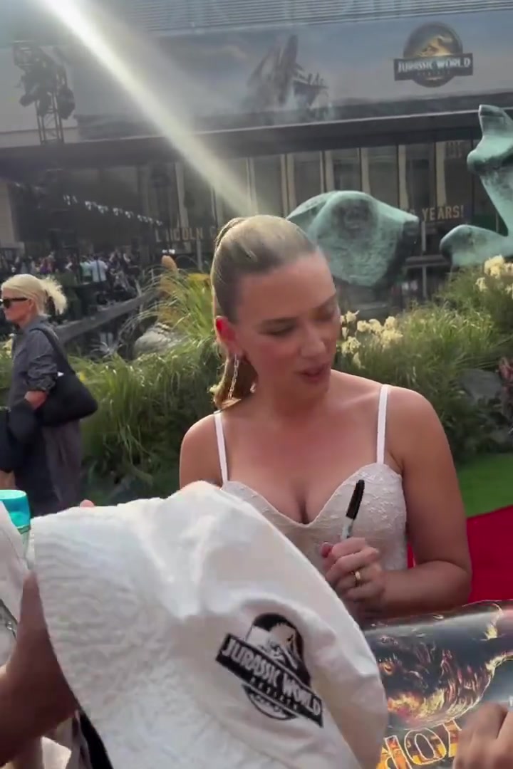 斯嘉麗現(xiàn)身上海侏羅紀(jì)世界首映禮 此刻我終于理解杜蘭特
