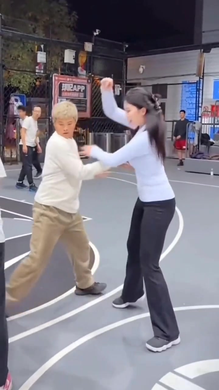 小伙你手摸哪里呢防守就防守不能干凈一點(diǎn)嗎