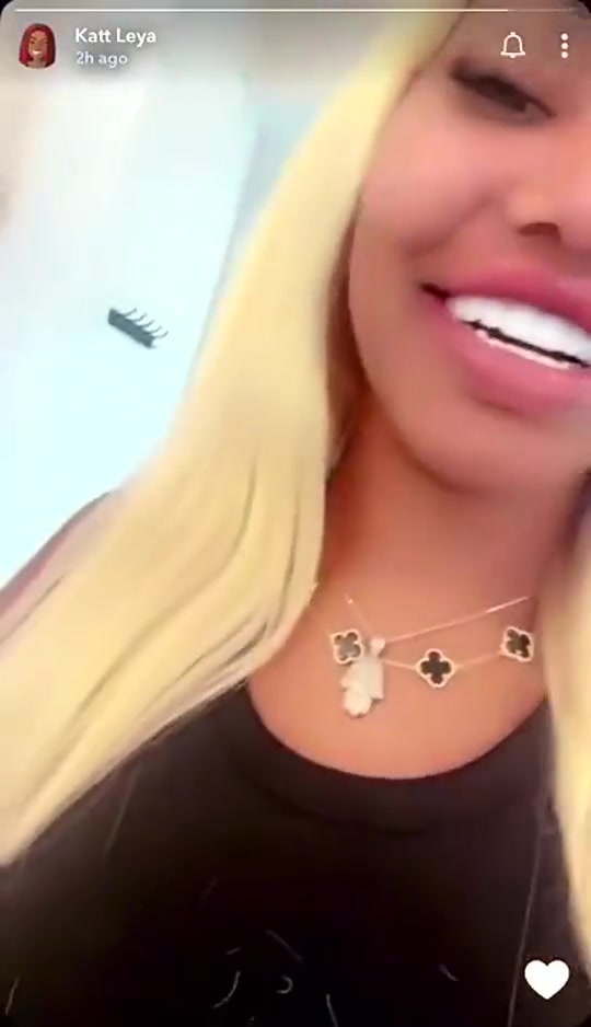 勁爆成人女星曾曬和艾頓自拍視頻艾頓則裸上半身在其身后