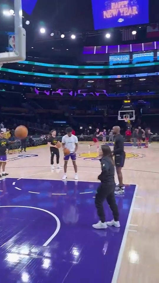 上賽季三分命中率41火箭3D新援芬尼-史密斯很準(zhǔn)啊