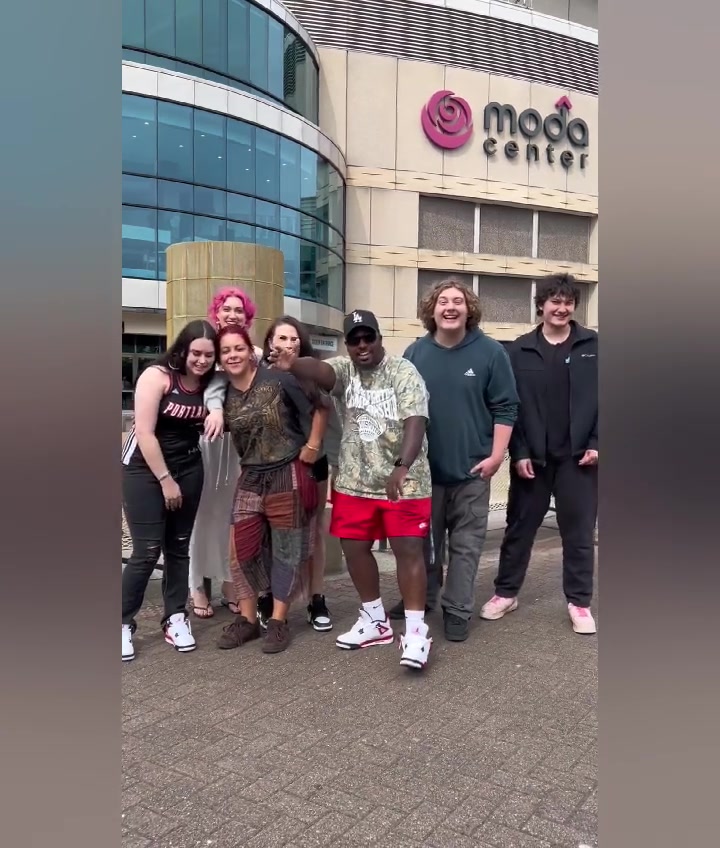 全村的希望開(kāi)拓者官推發(fā)視頻歡迎楊瀚森來(lái)到撕裂之城?