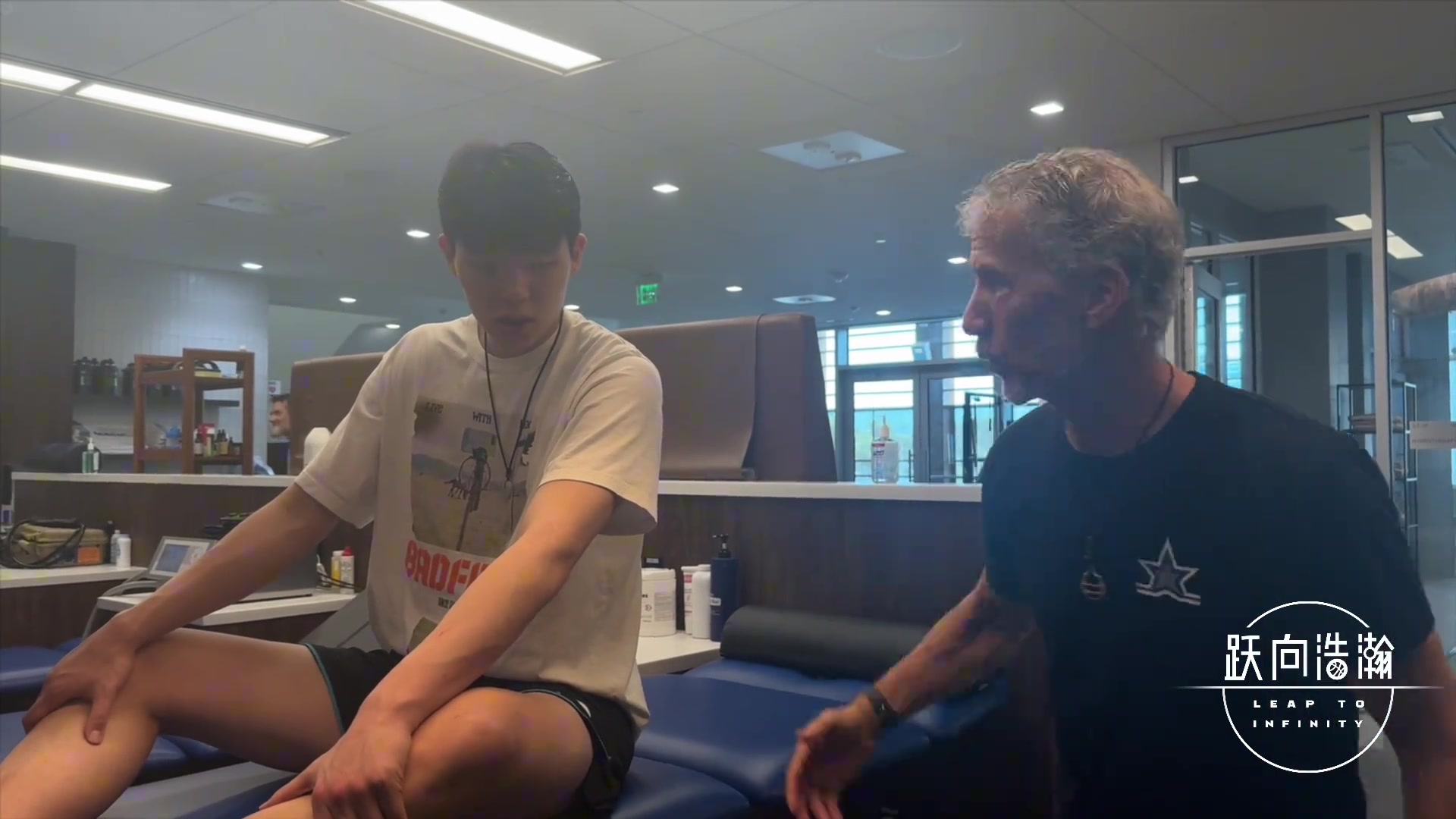 楊瀚森獨(dú)家紀(jì)錄片 在美接受訓(xùn)練時(shí)細(xì)節(jié)教學(xué)如何正確使用比賽姿勢(shì)