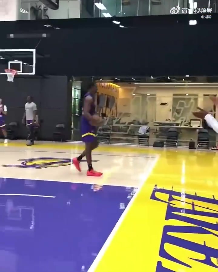 布朗尼在訓(xùn)練中來了個戰(zhàn)斧暴扣把一旁的克內(nèi)克特給嚇得抱頭了