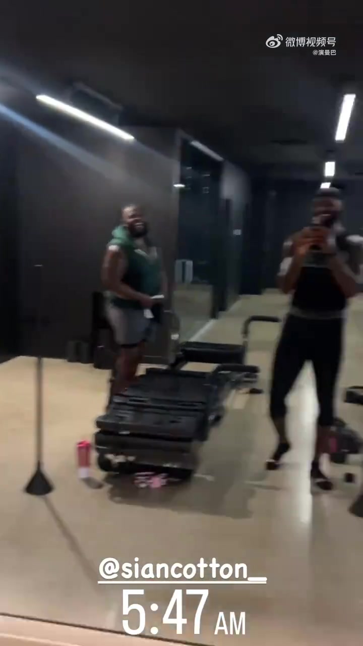 湖人終于來中鋒了不用打中鋒的老詹凌晨跑去訓(xùn)練了