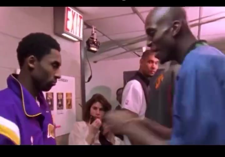 科比首次進全明星和加內(nèi)特玩得很開心鄧肯則在一旁呆呆的