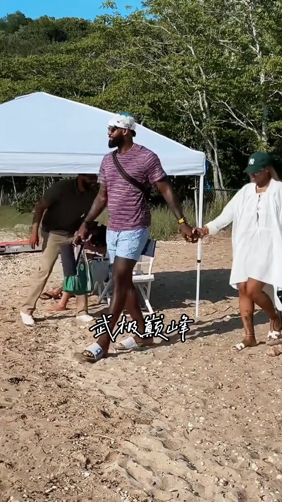 GOAT也有暖男一面詹姆斯在海邊小心翼翼的牽著薩瓦納...
