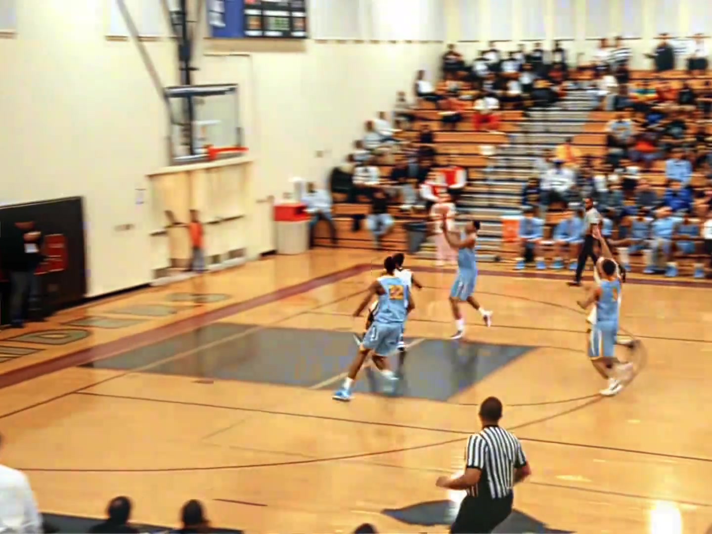 輕輕一跳就是天花板怪不得那么多球隊為高中維金斯擺爛呢