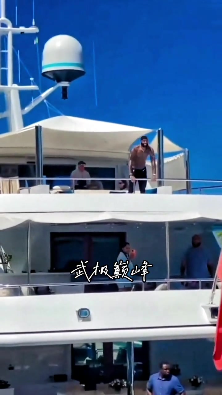 詹姆斯在游艇上打招呼 霸氣側(cè)漏