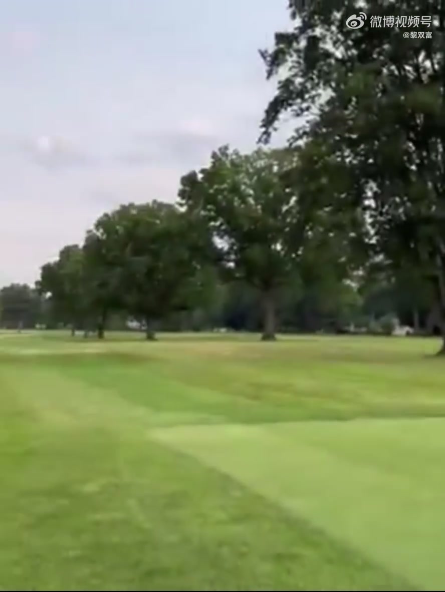 感覺一看就不太行沒想到詹姆斯的高爾夫揮桿也是力量型