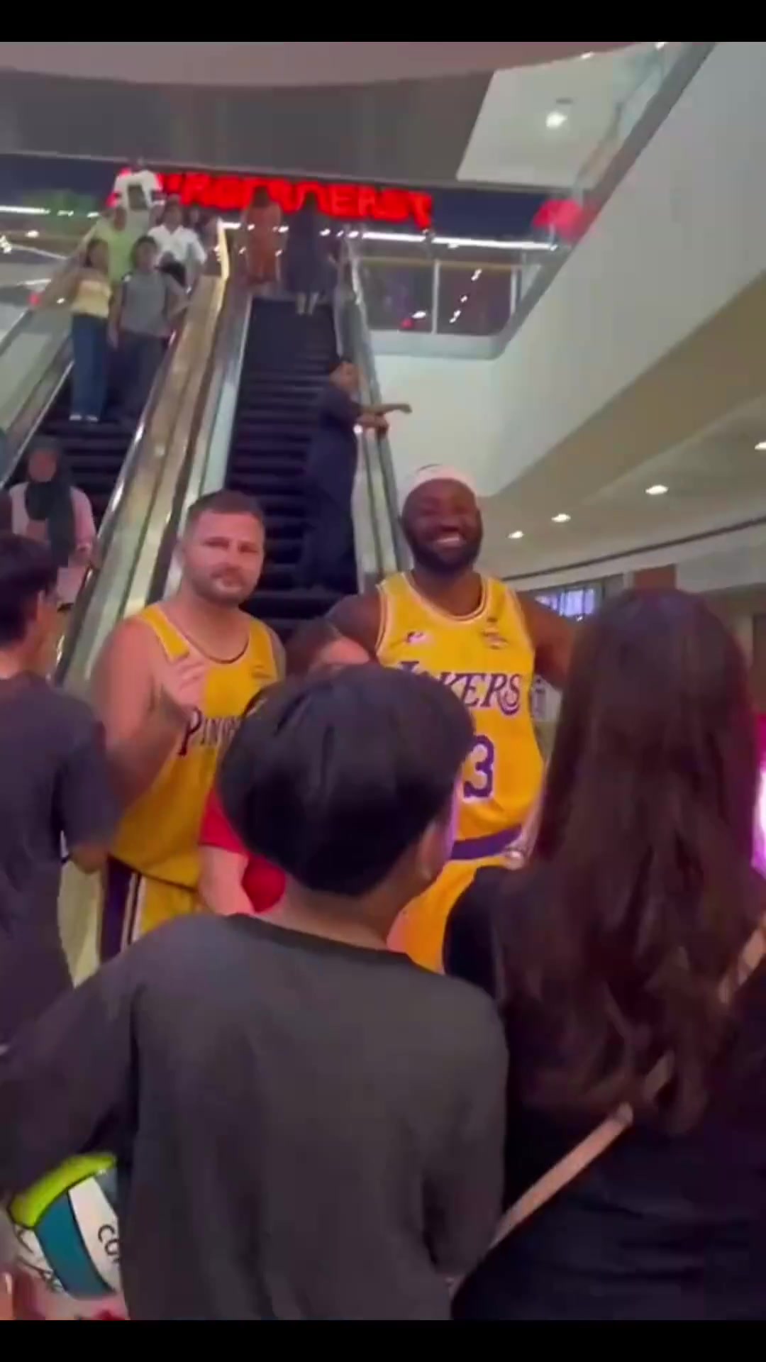 這詹姆斯看著很離譜但是這個東契奇確實有點東西