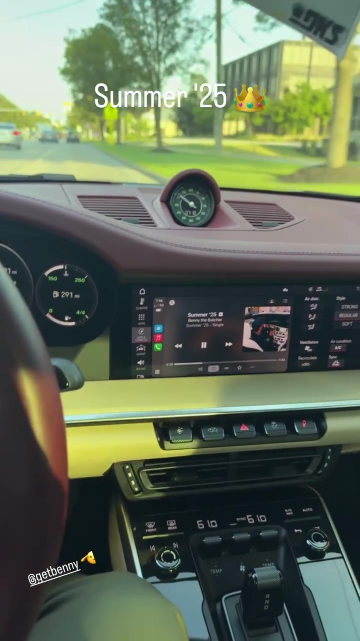 單手開保時(shí)捷還拍視頻老詹這樣開車不會(huì)被罰么