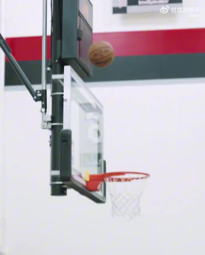 高智商籃球開拓者隊(duì)內(nèi)訓(xùn)練楊瀚森指揮隊(duì)友跑位隨后送出助攻