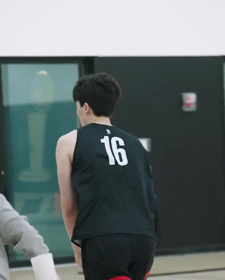 扣嗨了楊瀚森訓(xùn)練高位策應(yīng)和擋拆順下空接 即將夏聯(lián)首秀