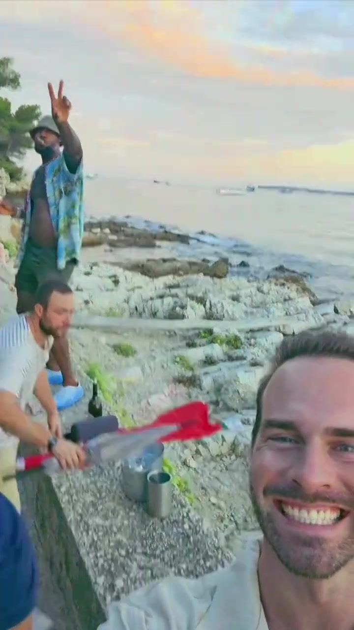 社牛老頭正在度假的老詹看到路人的鏡頭比了個(gè)耶