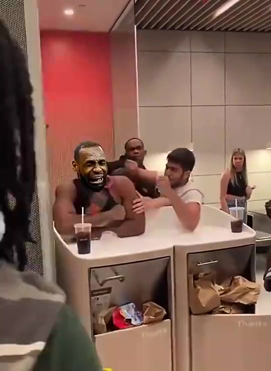 國外球迷惡搞當(dāng)詹姆斯上籃時(shí)你可以這樣防他