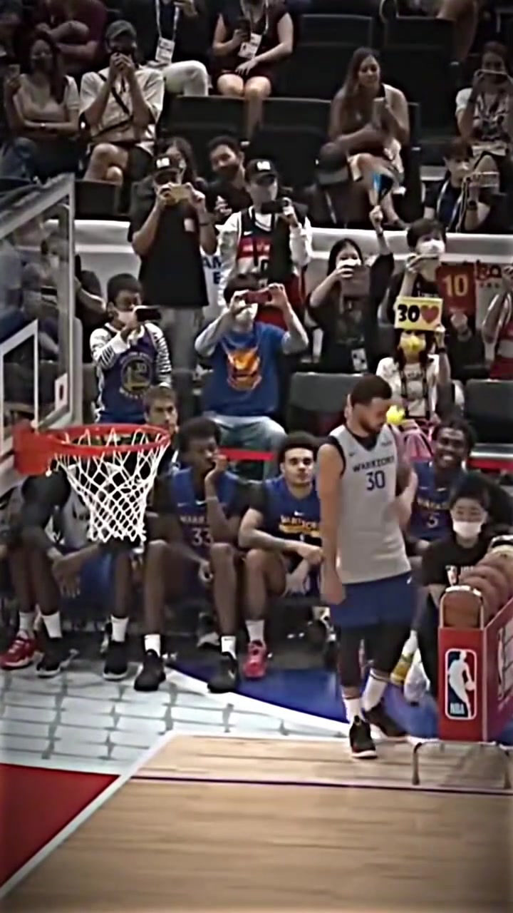 這就是庫(kù)里時(shí)刻濃眉我搶個(gè)籃板的話你不炸了