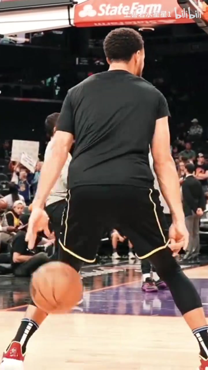 每一幀都是藝術(shù)后方視角賞析庫(kù)里運(yùn)球銜接投籃慢動(dòng)作