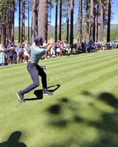 庫(kù)里擊球后模仿詹姆斯的跟隨動(dòng)作我們歡迎他來(lái)打高爾夫