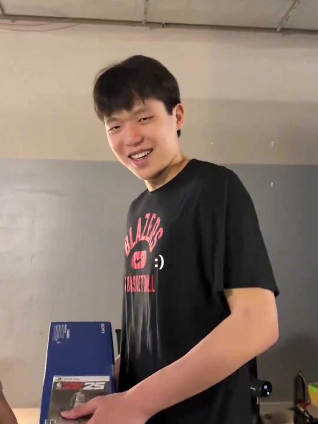 將2K評(píng)分打上90楊瀚森收到PS52k25禮物