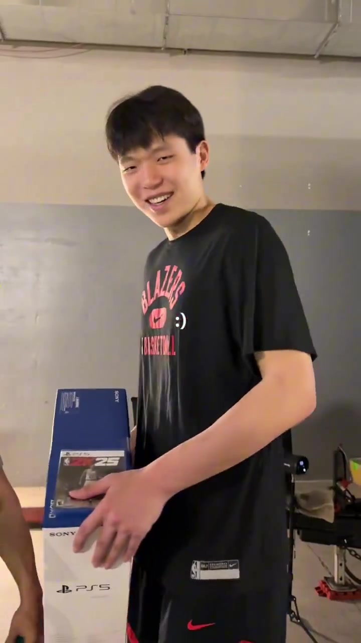 年輕人愛打游戲楊瀚森收獲禮物PS5開心地抱著炫耀了一路