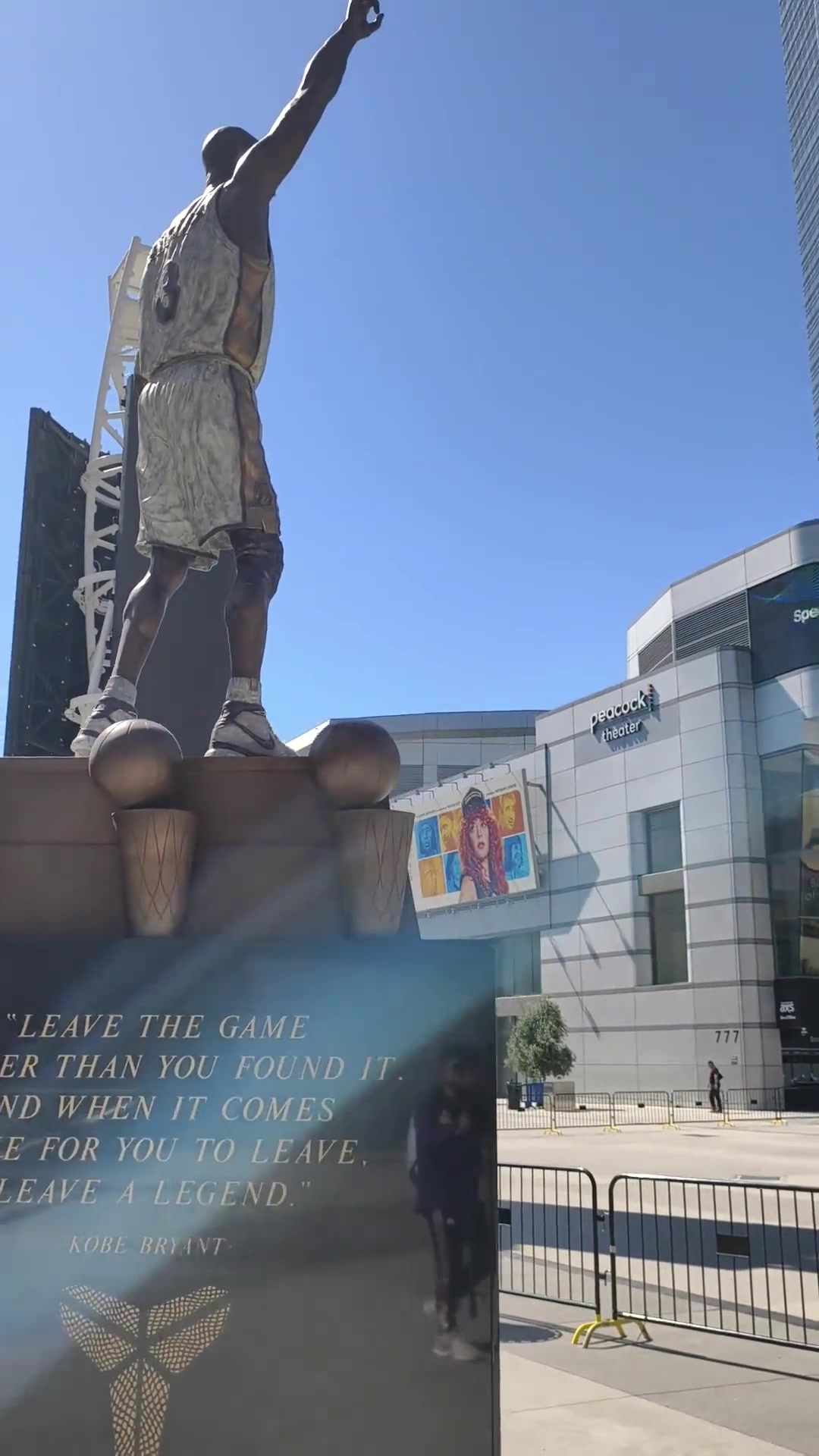 360度環(huán)繞一圈科比布萊恩特的雕像位于洛杉磯湖人隊主場加密中心