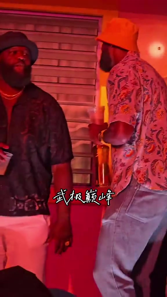 嗨起來詹姆斯和追夢-格林一塊喝酒狂歡